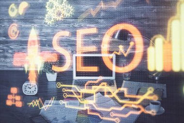 Bilgisayar ve seo çizim hologramı olan çok katmanlı bir tablo. Arama optimizasyon kavramı.