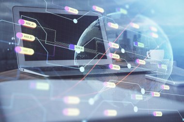 Bilgisayarlı ve dünya haritalı hologramlı çok katlı bir tablo. Uluslararası veri ağı kavramı.