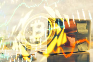 Blockchain temalı holograma ve bilgisayar arkaplanlı masaya çift pozlama. Bitcoin şifreleme para birimi kavramı.