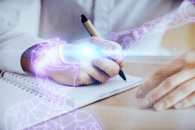 Arttırılmış gerçeklik kulaklığı takan soyut bir adam bilgisayar biliminde çalışıyor. AR konsepti. Çift pozlama.