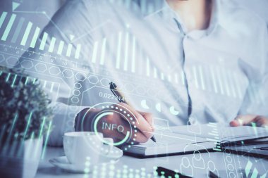 İnsan ellerinin arka planını ve endüstriler için soyut yenilikçi teknolojileri kapatın. Çoklu pozlama.