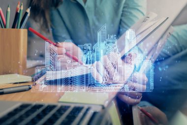 Not defterine el yazısının üzerini çiziyor. Akıllı ev kavramı. Çoklu pozlama