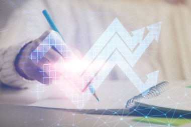 Kadınların elleri üzerinde mavi ok arka planda not alıyor. Başarı kavramı. Çift pozlama