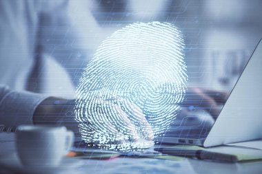 Arka planda bilgisayar üzerinde çalışan iş adamı ile parmak izi hologramı. Güvenlik kavramı. Çift pozlama.