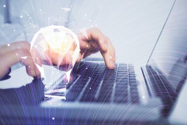 Arkaplanda bilgisayar üzerinde çalışan iş adamıyla birlikte büyüyen oklar. Başarı konsepti. Çift pozlama.