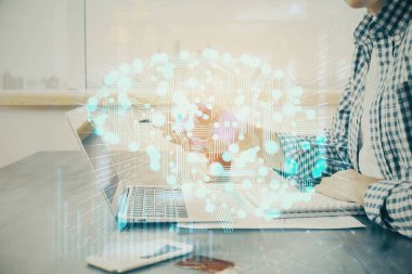 Adam klavyede beyin hologramıyla yazı yazıyor. Büyük Data kavramı. Çift pozlama.