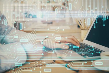 Teknoloji temalı dizüstü bilgisayarla çalışan bir iş adamı. Büyük veri kavramı. Çift pozlama.