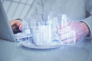 Arka planda bilgisayar üzerinde çalışan bir iş adamı ile yüksek teknoloji şehir çizimi. Akıllılık konsepti. Çift pozlama.