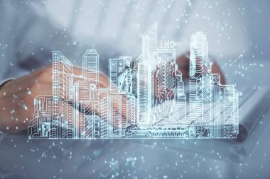 Arka planda bilgisayar üzerinde çalışan bir iş adamı ile yüksek teknoloji şehir çizimi. Akıllılık konsepti. Çift pozlama.