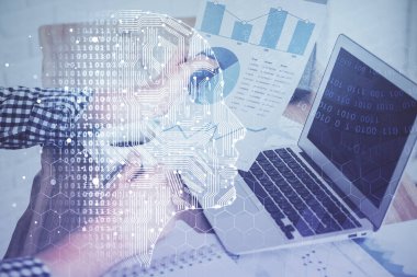 Beyin temalı hologramı olan bilgisayar geçmişi olan bir iş adamı. Beyin fırtınası kavramı. Çoklu pozlama.