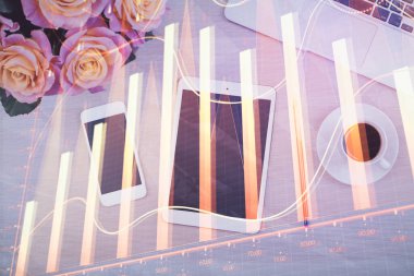 Forx grafik hologramının telefonlu hali. Üst Manzara. Mobil ticaret platformu kavramı.