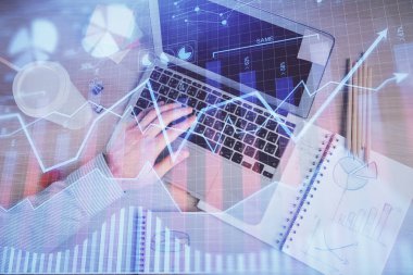 Erkeklerin ellerinin bilgisayar klavyesini ve ön grafik hologram çizimlerini yazarken çifte pozlama. Üst Manzara. Finans piyasası kavramı.