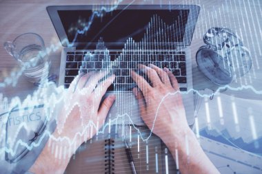 Erkeklerin ellerinin bilgisayar klavyesini ve forx grafik hologramını yazarken çoklu pozlama. Üst Manzara. Finans piyasası kavramı.