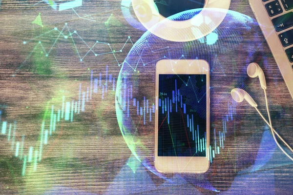 Podwójna ekspozycja na wykres forex hologram nad pulpitem z telefonu. Widok góry. Koncepcja mobilnej platformy handlu. — Zdjęcie stockowe