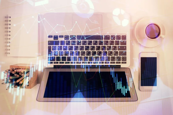 Borsa tablosu ve masa arkasındaki en iyi görüntü bilgisayarı. Çoklu maruz kalma. Mali analiz kavramı.