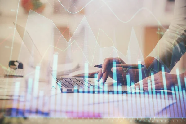 Multi exposición de las manos de la mujer escribiendo en el dibujo del holograma de la computadora y de la carta financiera. Concepto de análisis bursátil. — Foto de Stock