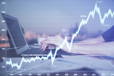 İş kadını ellerinin bilgisayar ve ön x çizelge hologramı çizimlerinde çifte pozlama. Mali analiz kavramı.