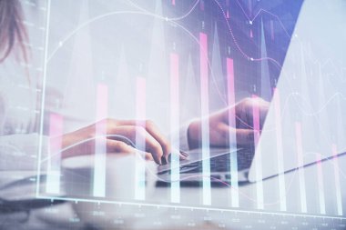 Bilgisayar ve ön grafik hologram çizimi üzerinde çalışan kadın elleri çift pozlama. Mali analiz kavramı.