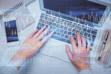 Bilgisayar ve ön grafik hologram çizimi üzerinde çalışan kadın elleri çift pozlama. Üst Manzara. Mali analiz kavramı.