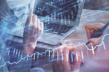 Kadın ve erkeğin birlikte çalıştığı çifte pozlama ve ön plan hologramı. İş konsepti. Bilgisayar arkaplanı.