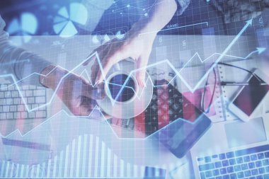 Birlikte çalışan kadın ve erkeğin çifte pozu ve finansal grafik hologramı çizimi. Pazar analizi konsepti. Bilgisayar arkaplanı. Üst Görünüm.
