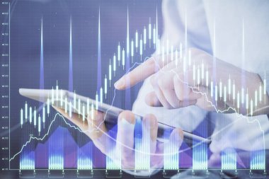 Erkeklerin el ele tutuşup dijital bir cihaz ve ön grafik çizimi kullanırken çift pozlama. Finansal piyasa kavramı.