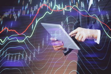 Erkeklerin el ele tutuşup dijital bir cihaz ve ön grafik çizimi kullanırken çift pozlama. Finansal piyasa kavramı.