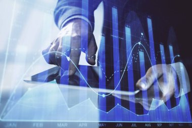 Erkeklerin el ele tutuşup dijital bir cihaz ve ön grafik çizimi kullanırken çift pozlama. Finansal piyasa kavramı.