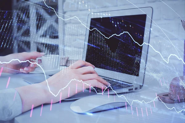 コンピュータと外国為替チャートのホログラム図面に入力する女性の手の二重露出。株式市場分析の概念. — ストック写真
