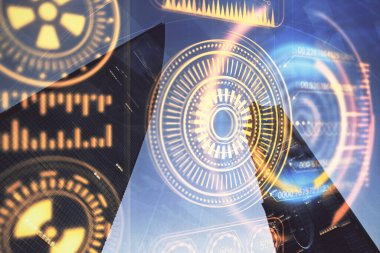 Teknoloji temalı hologramın ve şehrin arka planının iki katına çıkarılması. Yüksek Teknoloji kavramı.