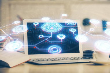 Sosyal ağ hologramıyla birlikte bilgisayar masaüstünde. Çoklu maruz kalma. Uluslararası insan ilişkileri kavramı.