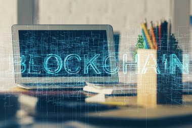 Blockchain temalı holograma ve bilgisayar arkaplanlı masaya çift pozlama. Bitcoin şifreleme para birimi kavramı.