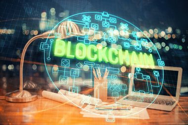 Blockchain temalı holograma ve bilgisayar arkaplanlı masaya çift pozlama. Bitcoin şifreleme para birimi kavramı.