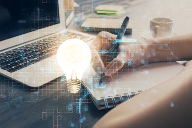 Kadın elinin üstüne ampul çizip arka planda not almak. Fikir kavramı. Çift pozlama