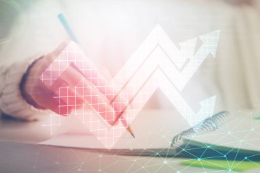 Kadınların elleri üzerinde mavi ok arka planda not alıyor. Başarı kavramı. Çift pozlama