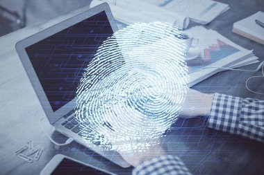 Arka planda bilgisayar üzerinde çalışan iş adamı ile parmak izi hologramı. Güvenlik kavramı. Çift pozlama.