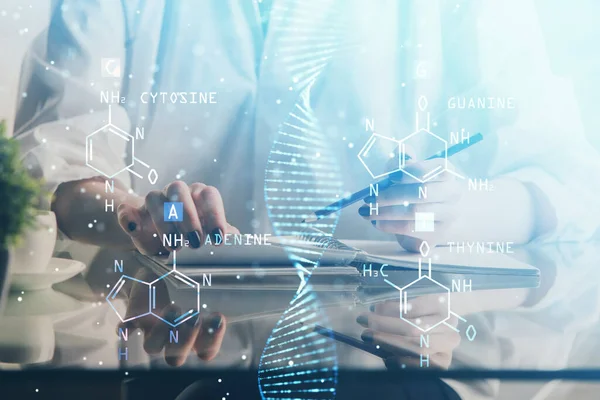 El tema del ADN holograma sobre las manos de las mujeres escribiendo antecedentes. Concepto de educación. Doble exposición —  Fotos de Stock