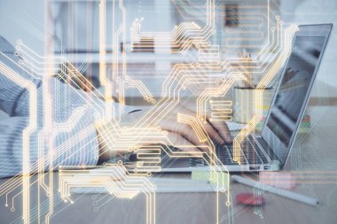 Teknoloji temalı hologramda arka planda çalışan bir adam var. Yüksek teknoloji konsepti. Çift pozlama.