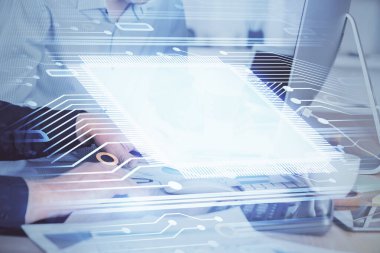 Bilgisayar geçmişi üzerinde çalışan bir adamla teknolojinin hologramına çifte maruz kalma. Büyük veri kavramı.