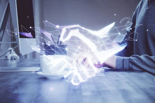 Desenho holográfico de aperto de mão com homem de negócios trabalhando no computador no fundo. Dupla exposição. — Fotografia de Stock