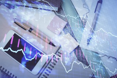 Forx grafik hologramının telefonlu masaüstü üzerinde çoklu pozlandırılması. Üst Manzara. Mobil ticaret platformu kavramı.