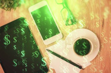 Masaüstünde telefonlu ön x grafik hologramına çift pozlama. Üst Manzara. Mobil ticaret platformu kavramı.