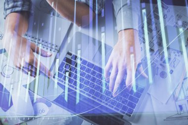 Kadın ve erkeğin birlikte çalışırken çifte pozlama ve hologram çizimi ön plana çıkarma. Finansal analiz konsepti. Bilgisayar arkaplanı. Üst Görünüm.