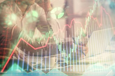 Birlikte çalışan kadın ve erkeğin birden fazla pozu ve finansal grafik hologramı. İş konsepti. Bilgisayar arkaplanı.