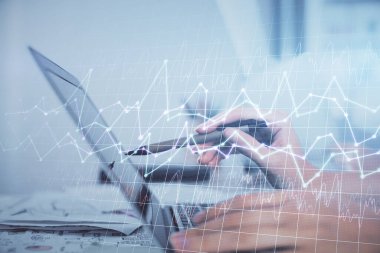 Bilgisayarda ve finansal grafik hologramında yazı yazan kadın ellerine çoklu maruz kalma. Borsa analizi kavramı.