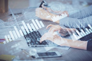 Bilgisayarda ve finansal grafik hologramında yazı yazan kadın ellerine çok maruz kalmış. Borsa analizi kavramı.