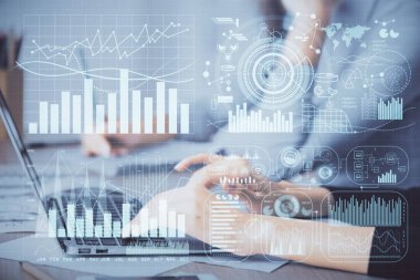 Bilgisayarda ve finansal grafik hologramında yazı yazan kadın ellerine çok maruz kalmış. Borsa analizi kavramı.