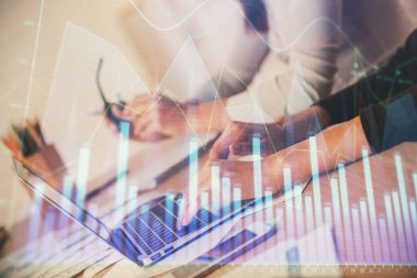 Bilgisayarda ve finansal grafik hologramında yazı yazan kadın ellerine çok maruz kalmış. Borsa analizi kavramı.