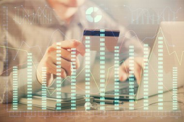 Ellerinde kredi kartı ve forex çizimi olan bir adamın çift pozu. İnternet E-ticaret kavramında hisse senedi ve dijital fintech.