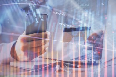 Ellerinde kredi kartı ve forex çizimi olan bir adamın çift pozu. İnternet E-ticaret kavramında hisse senedi ve dijital fintech.